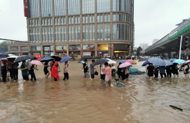 河南千年一遇的大暴雨停下之前，作為普通人，我們可以做什么？